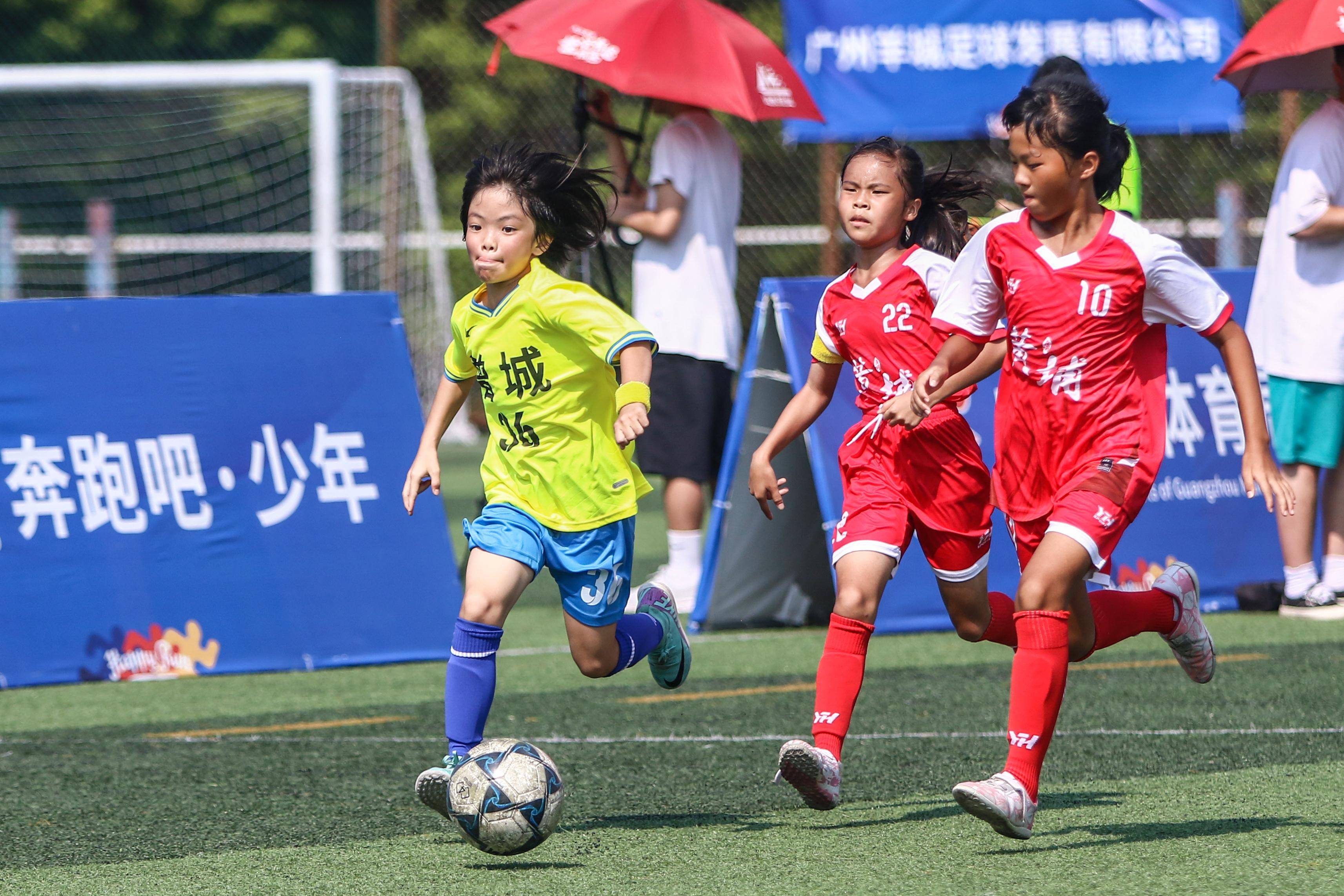 青少年女子足球比赛展现出色竞技风采 青少年女子足球比赛展现出色竞技风采