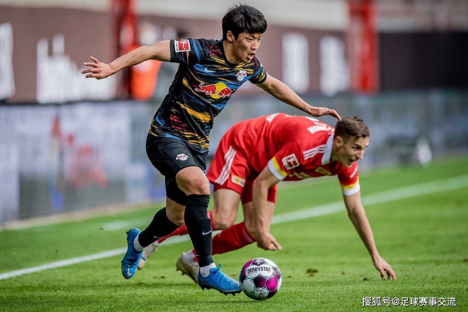 顶级足球比赛的激烈对抗让人过目难忘的简单介绍