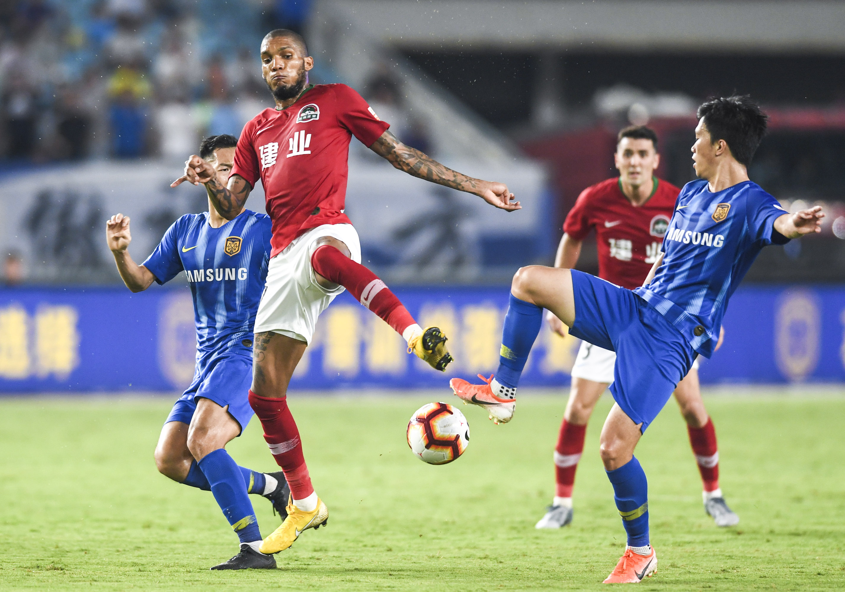 包含海马胜建业，取得保级关键胜利的词条