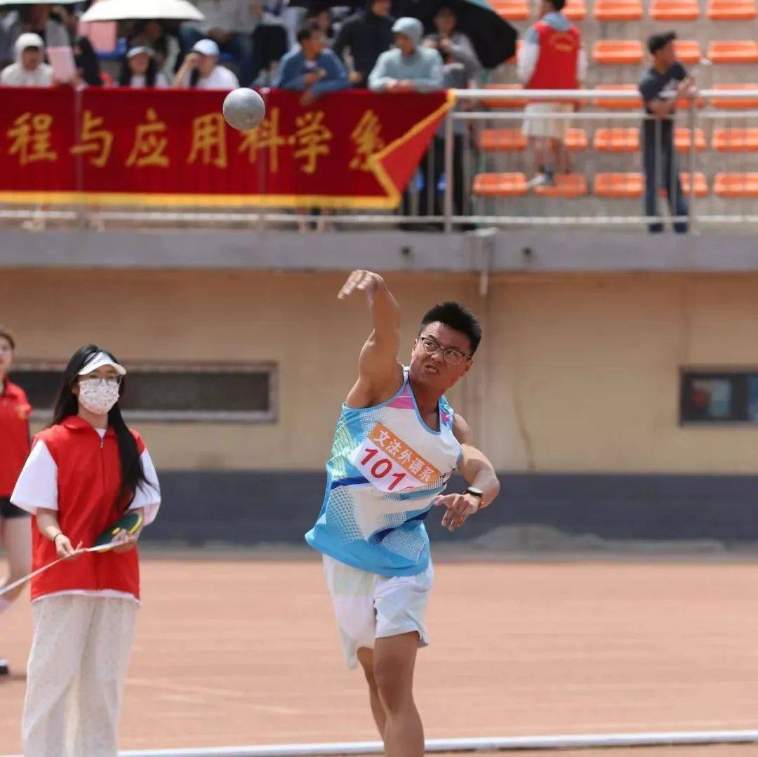 运动员们在赛场上不惧挑战,迎接胜利 运动员们在赛场上不惧挑战,迎接胜利