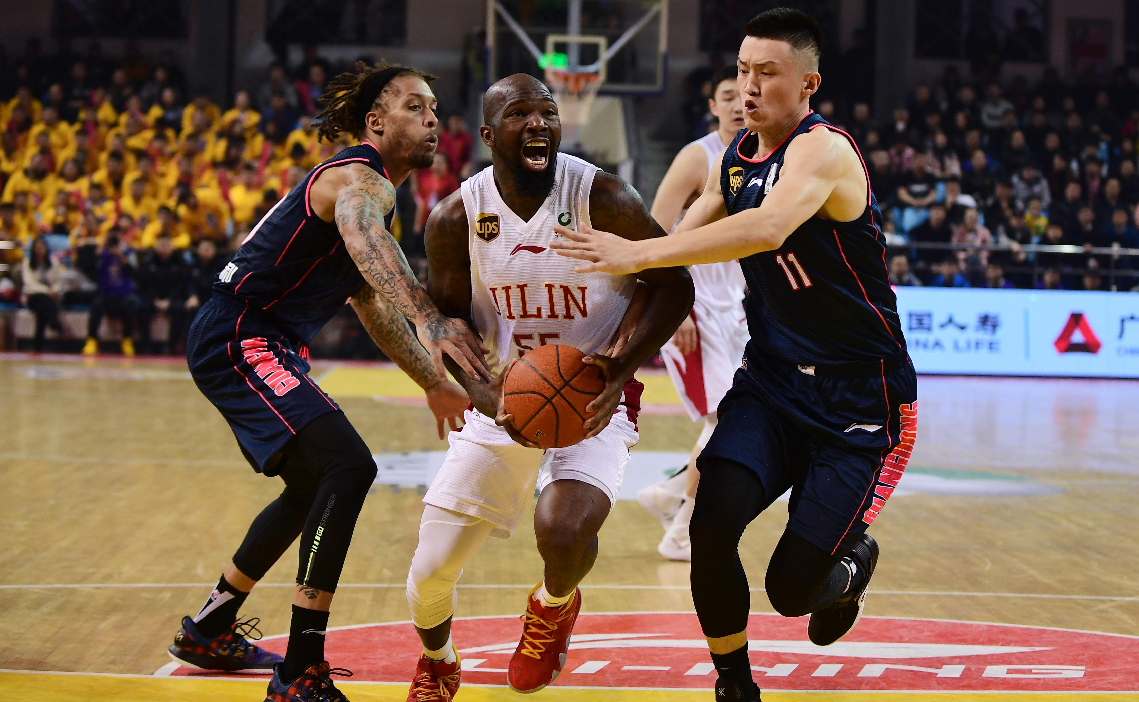 篮球胜负之战:各路球队在擂台上争夺荣耀与尊严 篮球胜负之战:各路球队在擂台上争夺荣耀与尊严