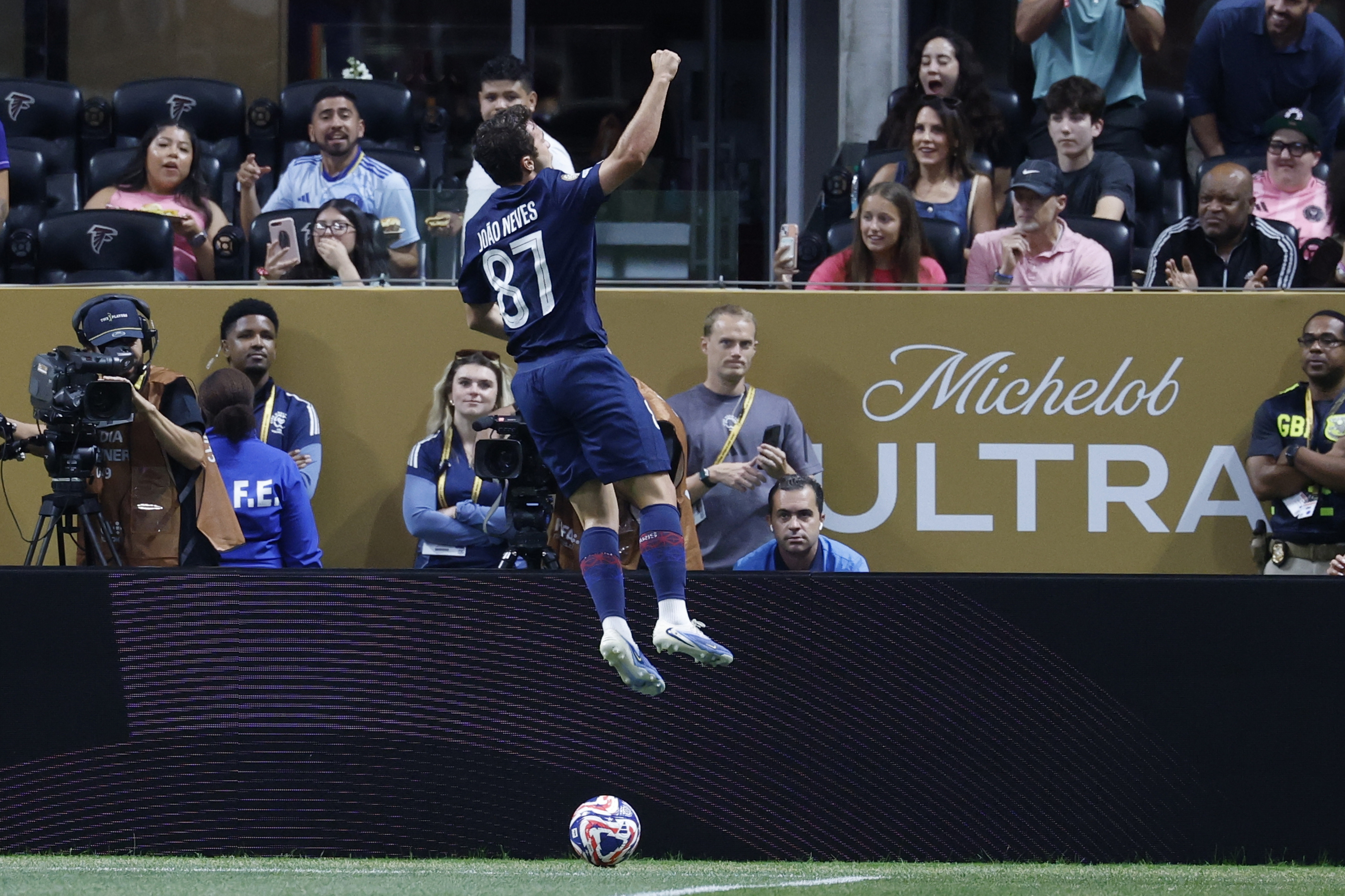 巴黎圣日耳曼实现逆转，晋级八强