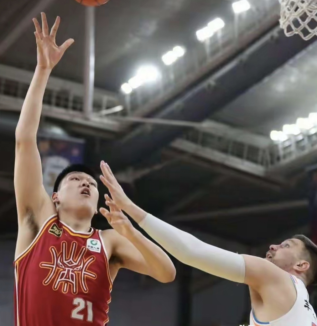 战绩难分高下，球员们全力以赴奋力争胜的简单介绍