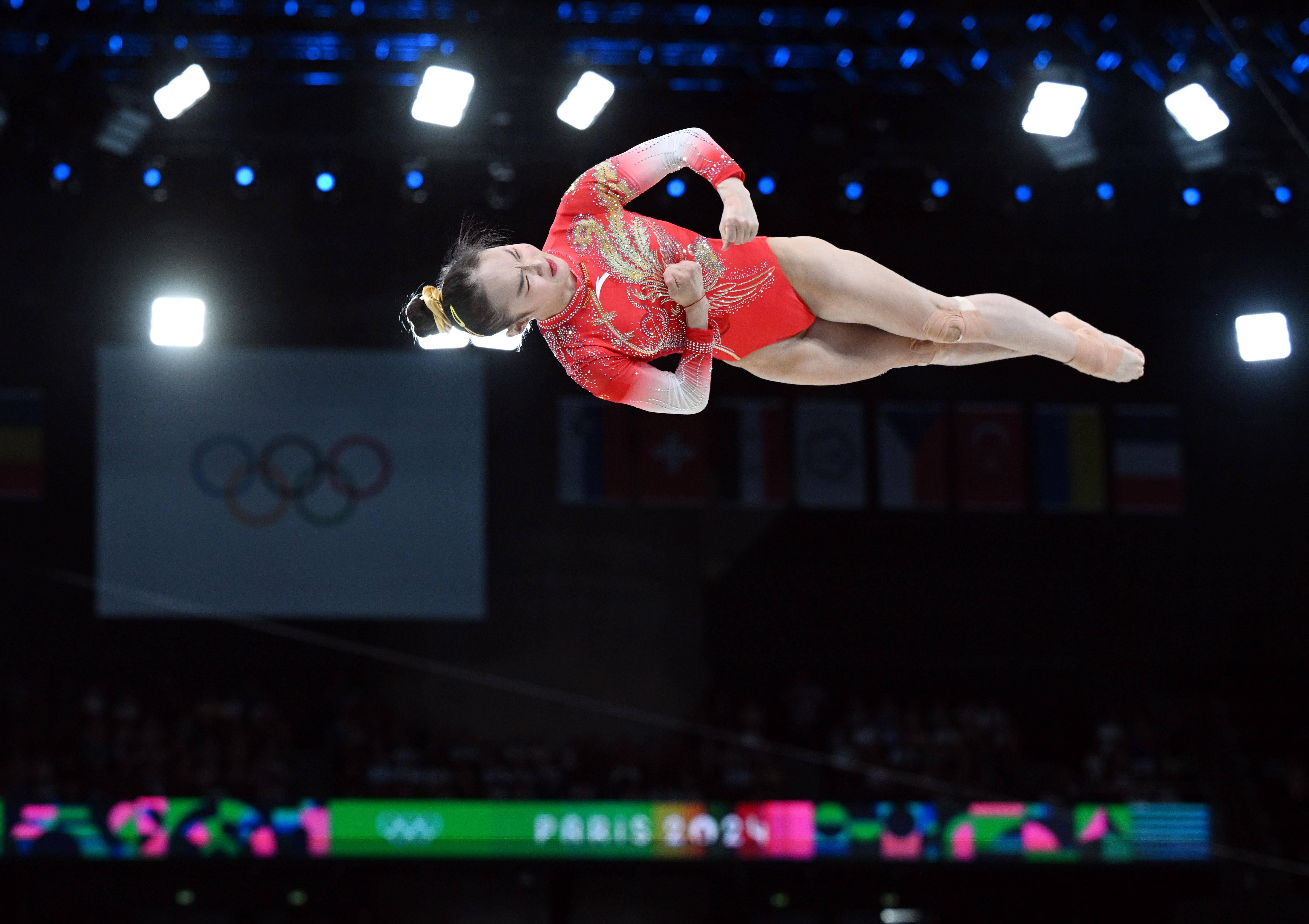 体操女子团体赛中国选手夺得金牌