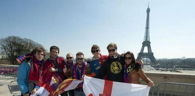 世俱杯-巴塞罗那球迷为球队助威，场面热烈感人