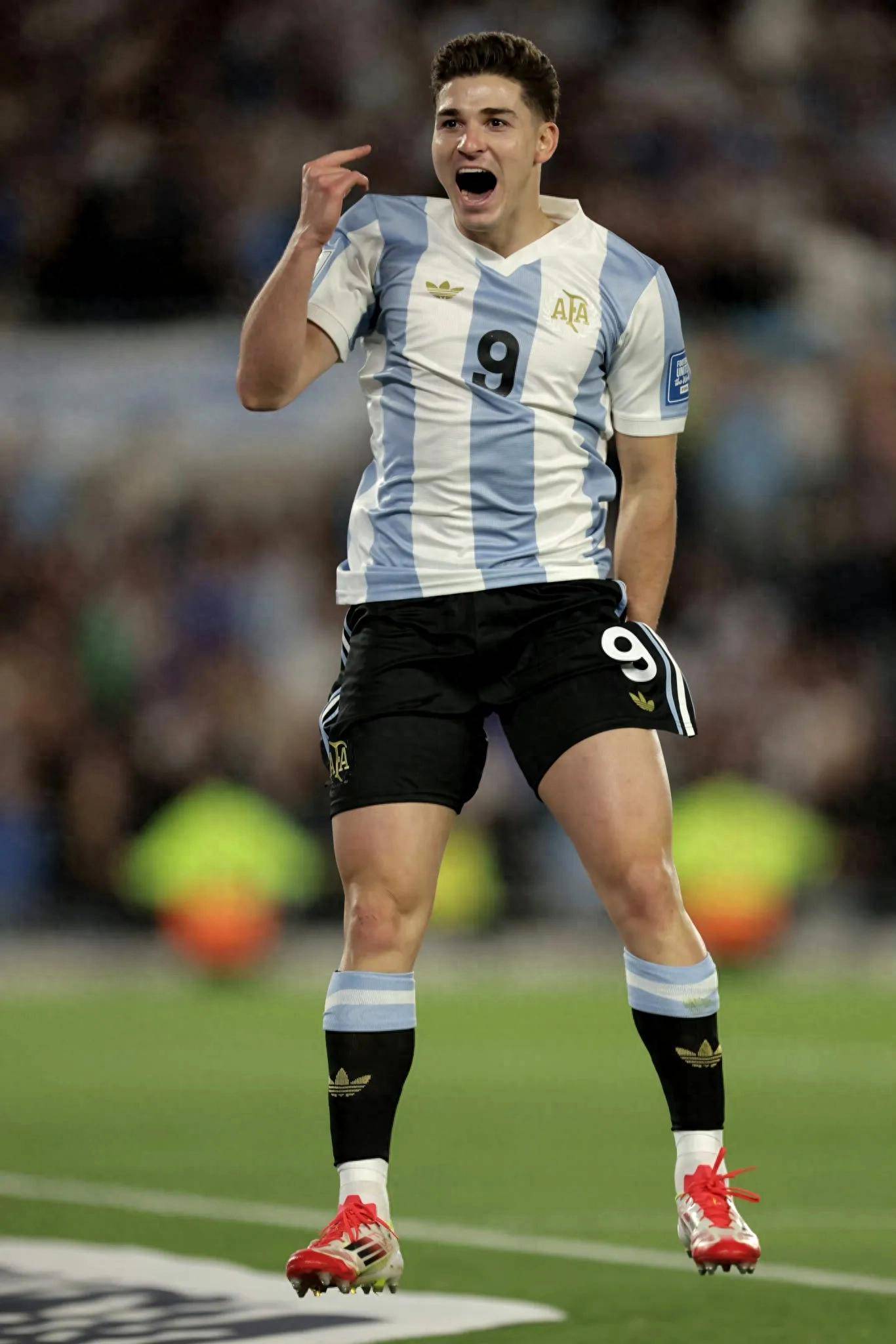 阿根廷足球名将秀绝技，球迷惊叹