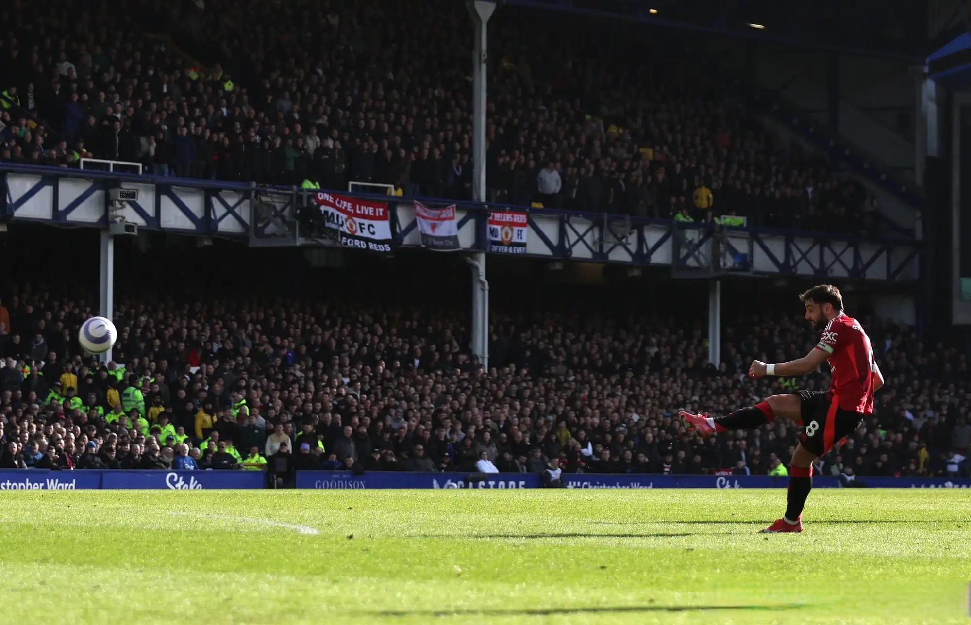 世俱杯官网-包含埃弗顿主场不敌对手，遭遇连败之痛的词条