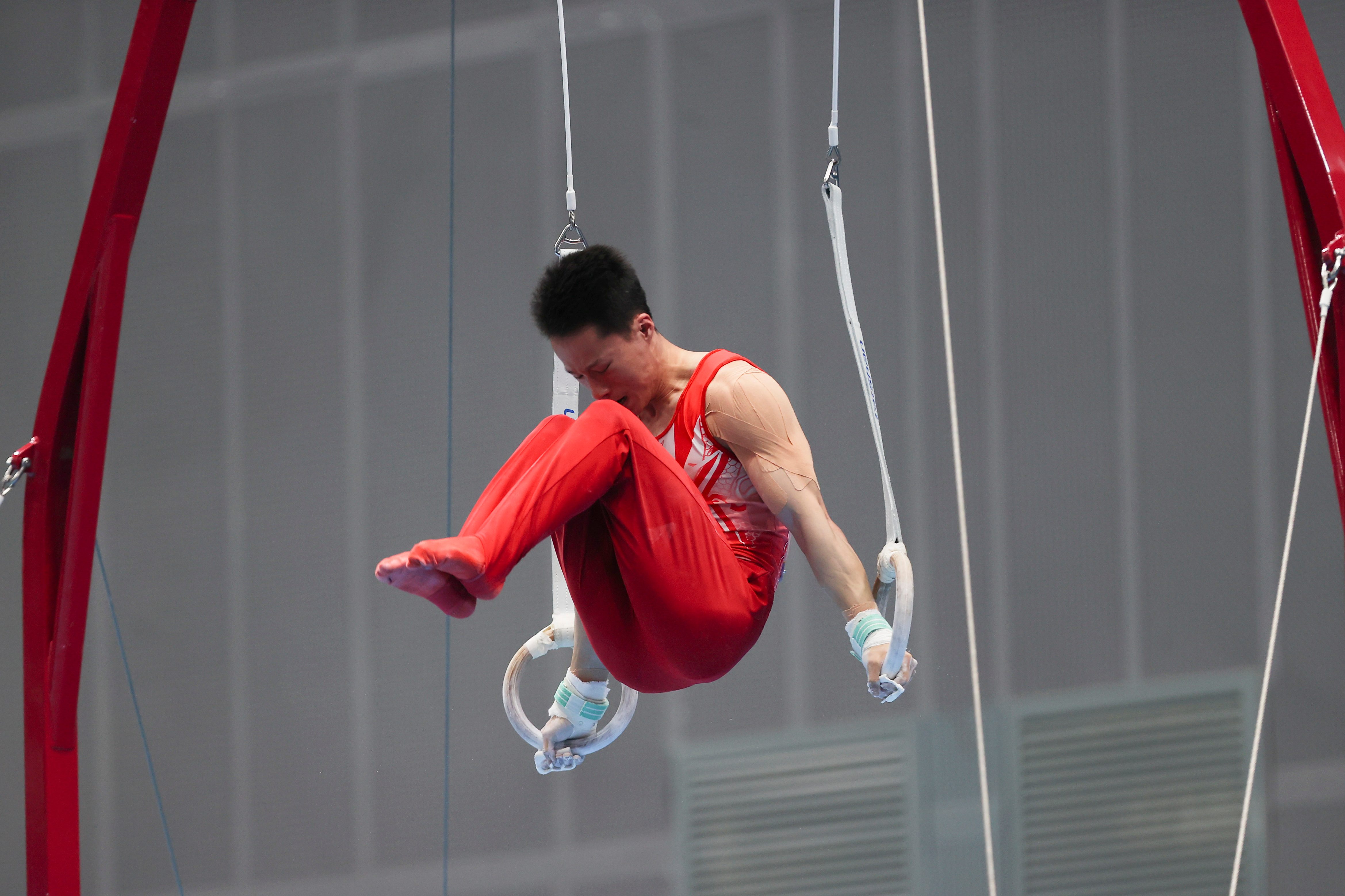 体操团体在比赛中发挥团队力量获胜 体操团体在比赛中发挥团队力量获胜