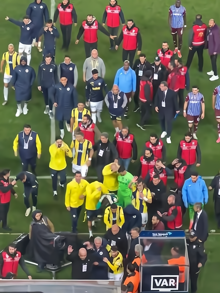 世俱杯决赛-精彩比赛热度高涨,场外球迷激情呐喊