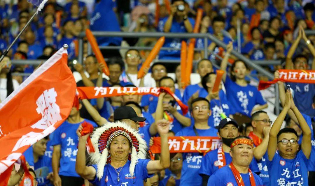 精彩比赛热度高涨，场外球迷激情呐喊