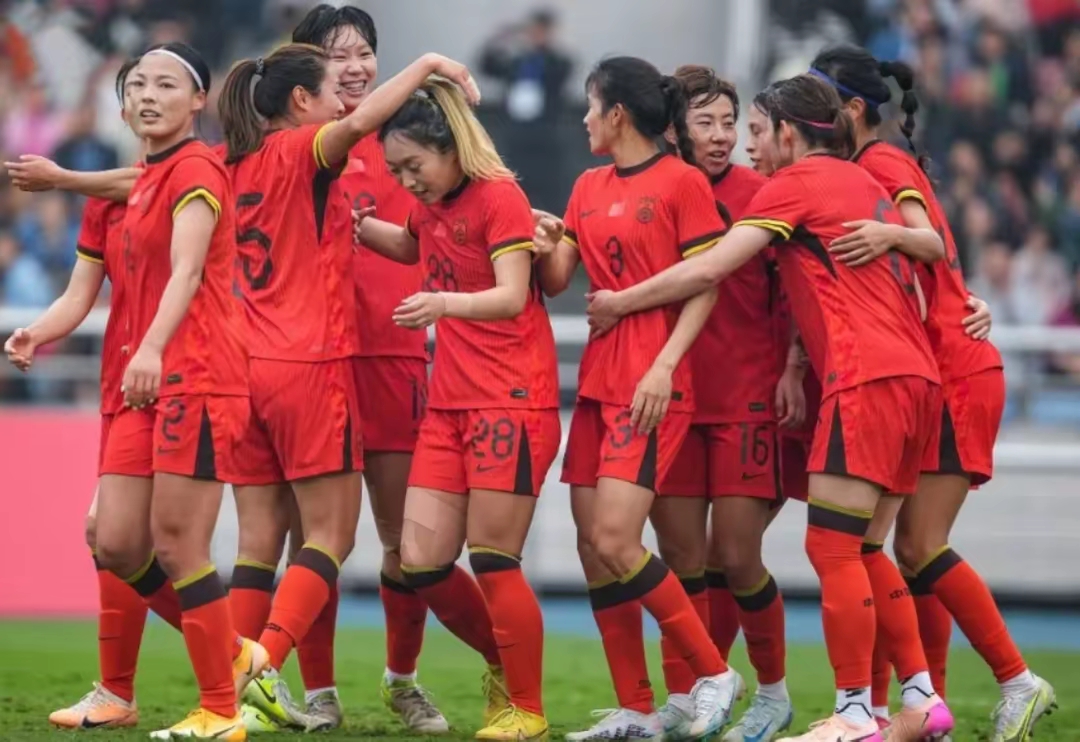 世俱杯改制-中国女足比赛中的抢球大战，场面异常激烈令人过目难忘