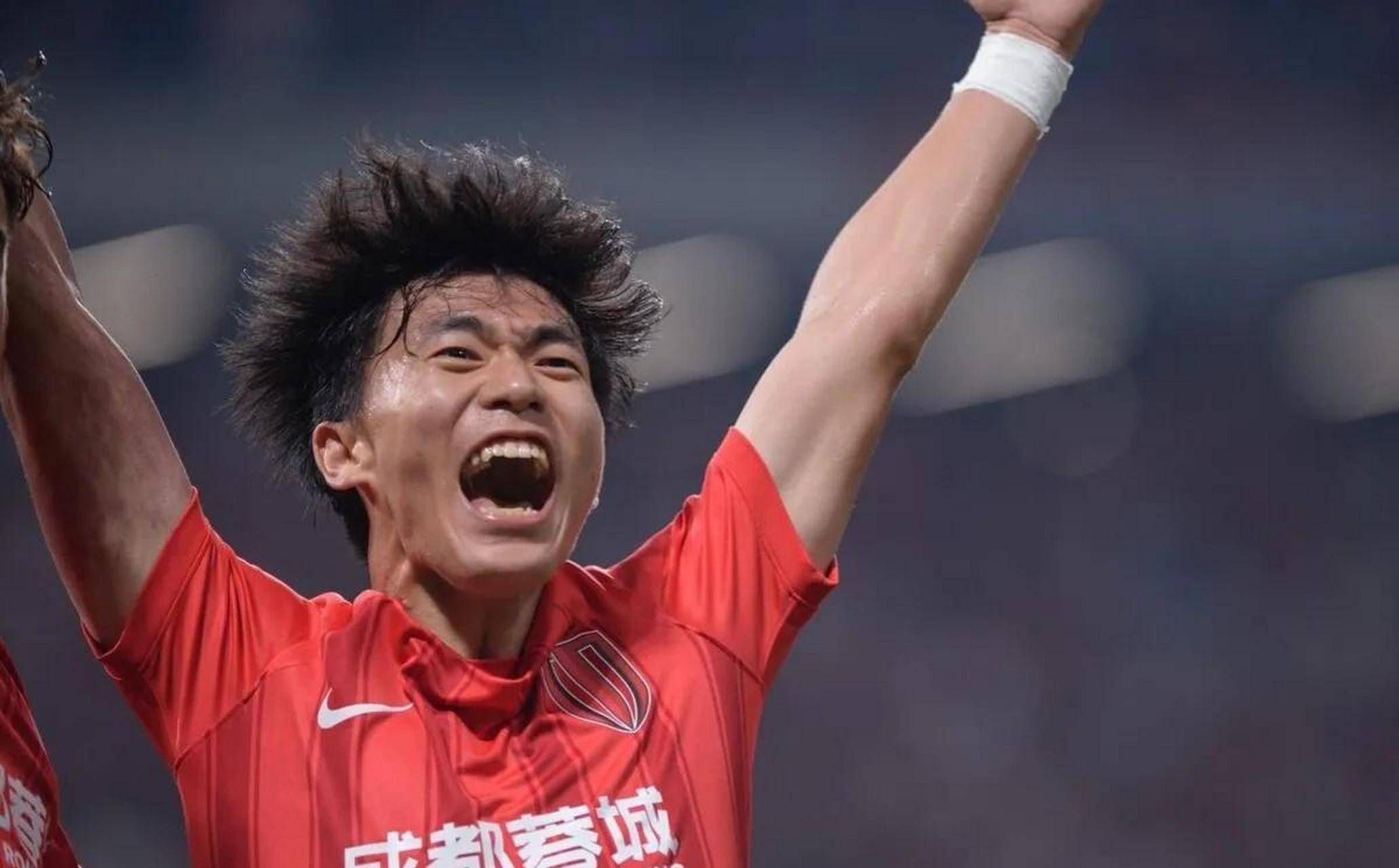 中超球员勤奋拼搏,终圆梦国家队首秀 中超球员勤奋拼搏,终圆梦国家队首秀