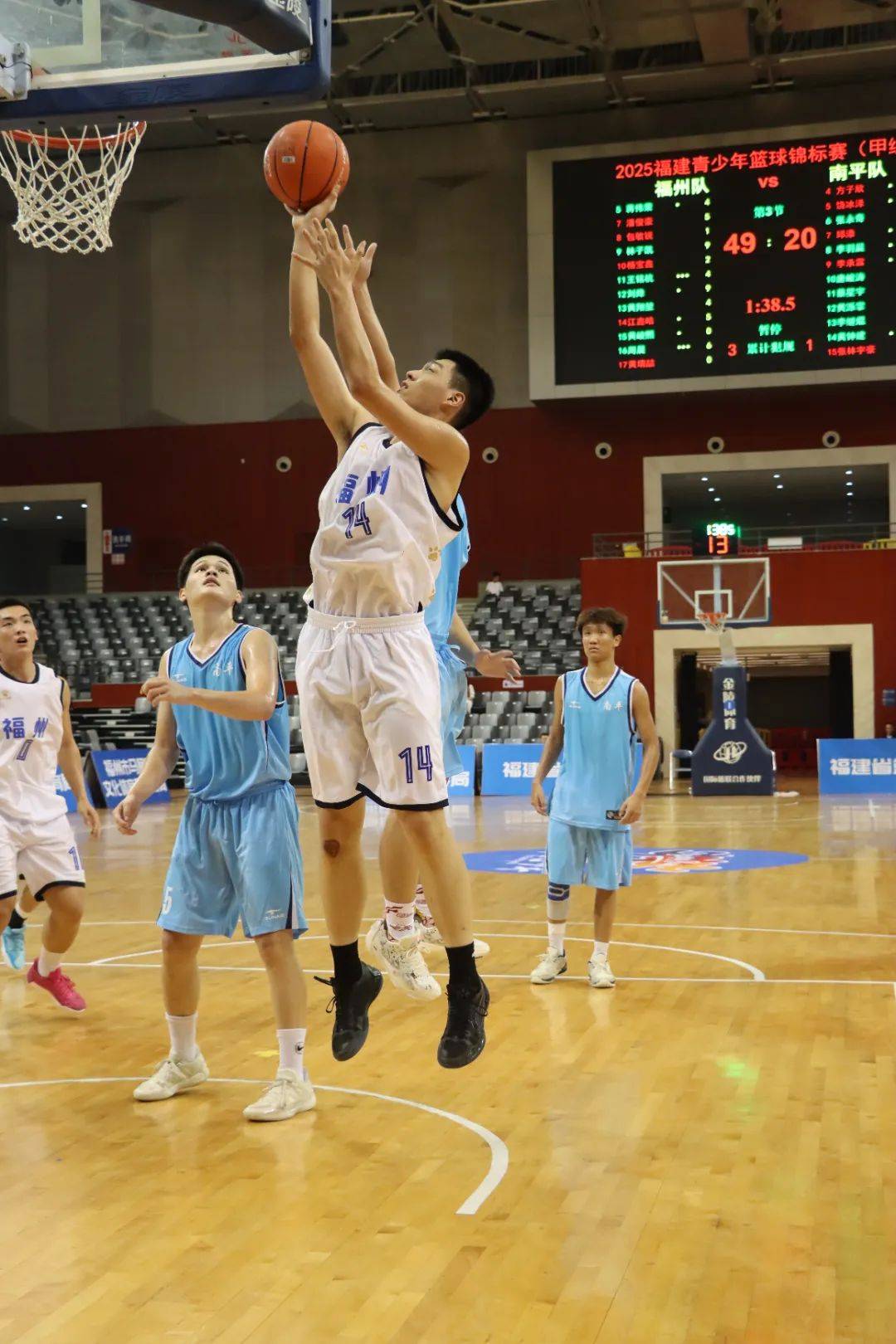 篮球锦标赛半决赛选手势均力敌,胜者晋级 篮球锦标赛半决赛选手势均力敌,胜者晋级