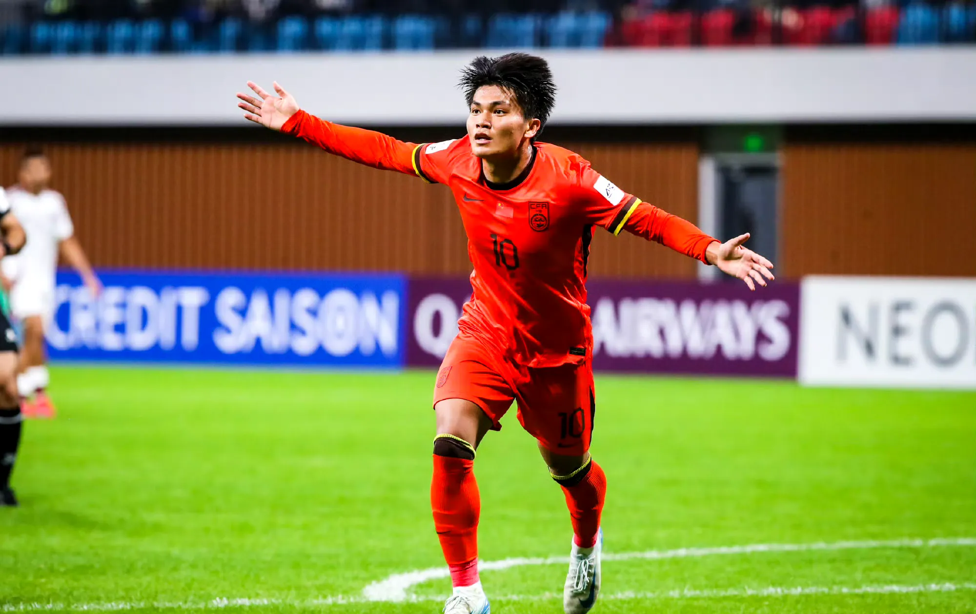 球场上表现抢眼,球员们笑逐颜开 球场上表现抢眼,球员们笑逐颜开