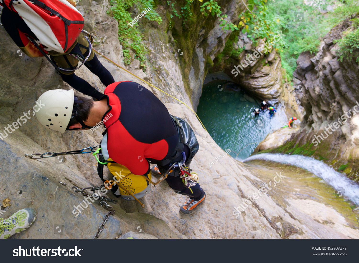 包含BRO轻取100T，Canyon操刀奇招英雄翻盘峡谷大战半决赛，留下经典瞬间的词条