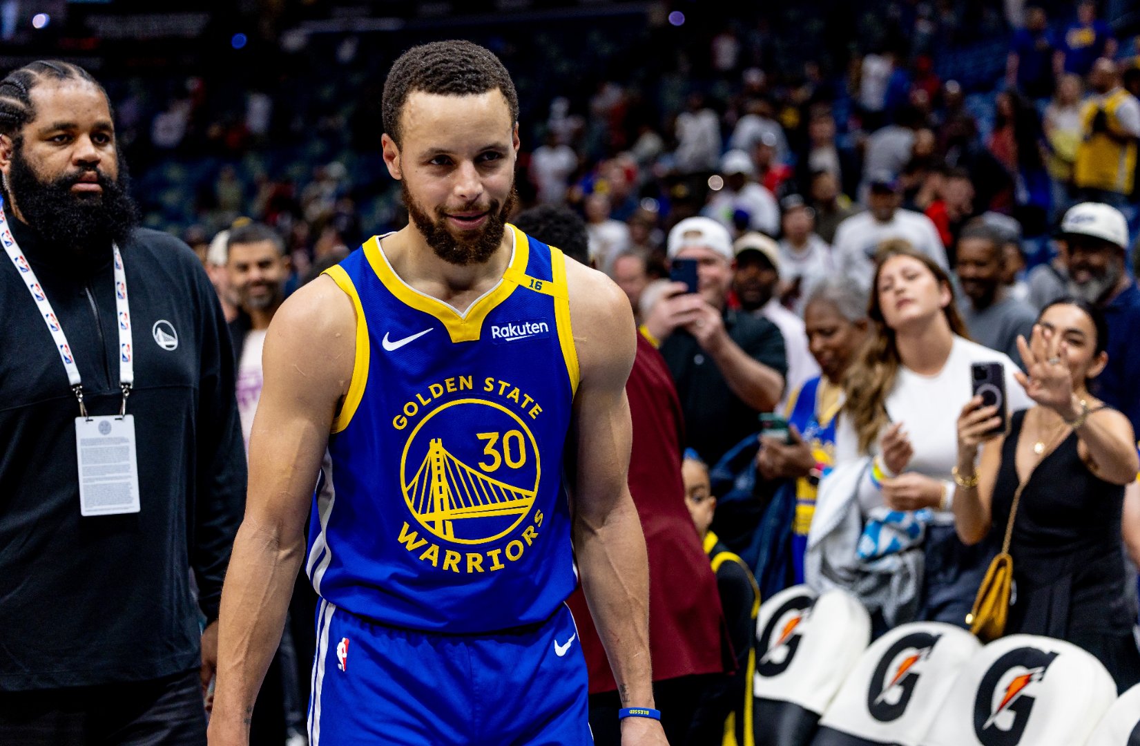 关于勇士主场击败篮网，库里砍下30分的信息