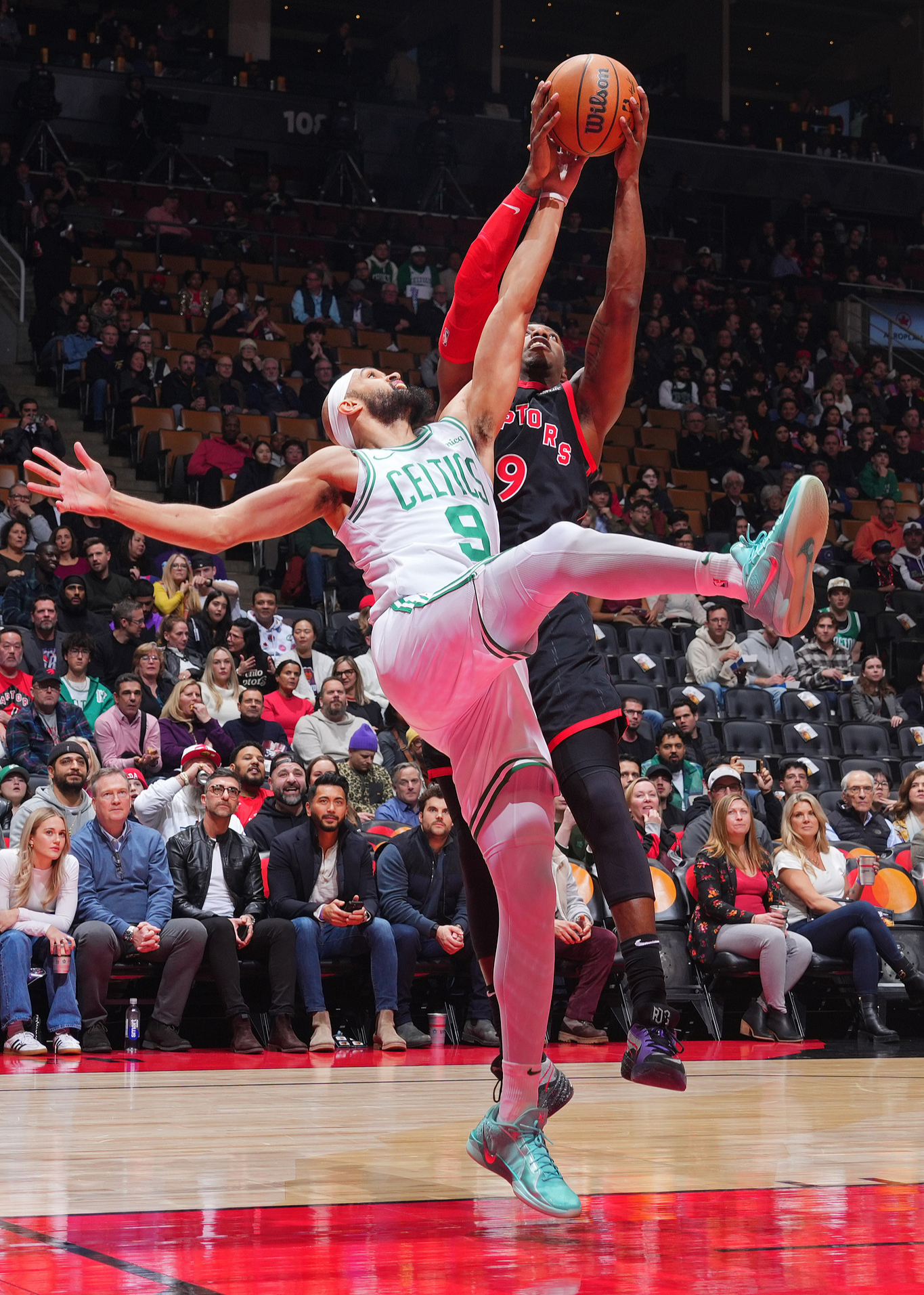 世俱杯改制-猛龙赛后庆祝胜利，全员欢呼雀跃