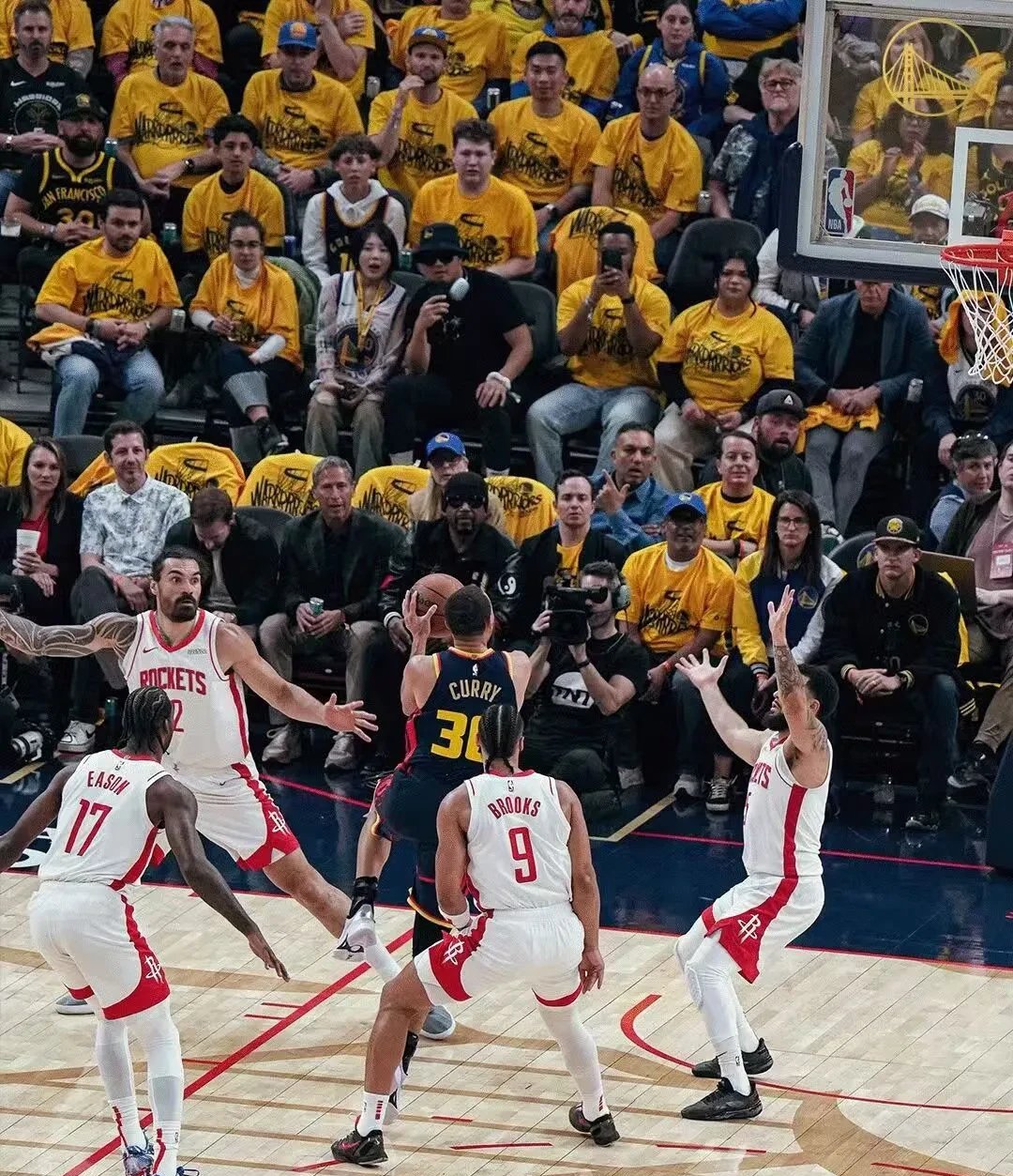 世俱杯赛程-包含勇士队大胜火箭队,总决赛系列赛1-1平的词条