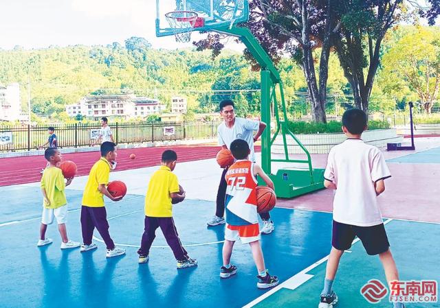 教练员在场边细心指导球员们 教练员在场边细心指导球员们