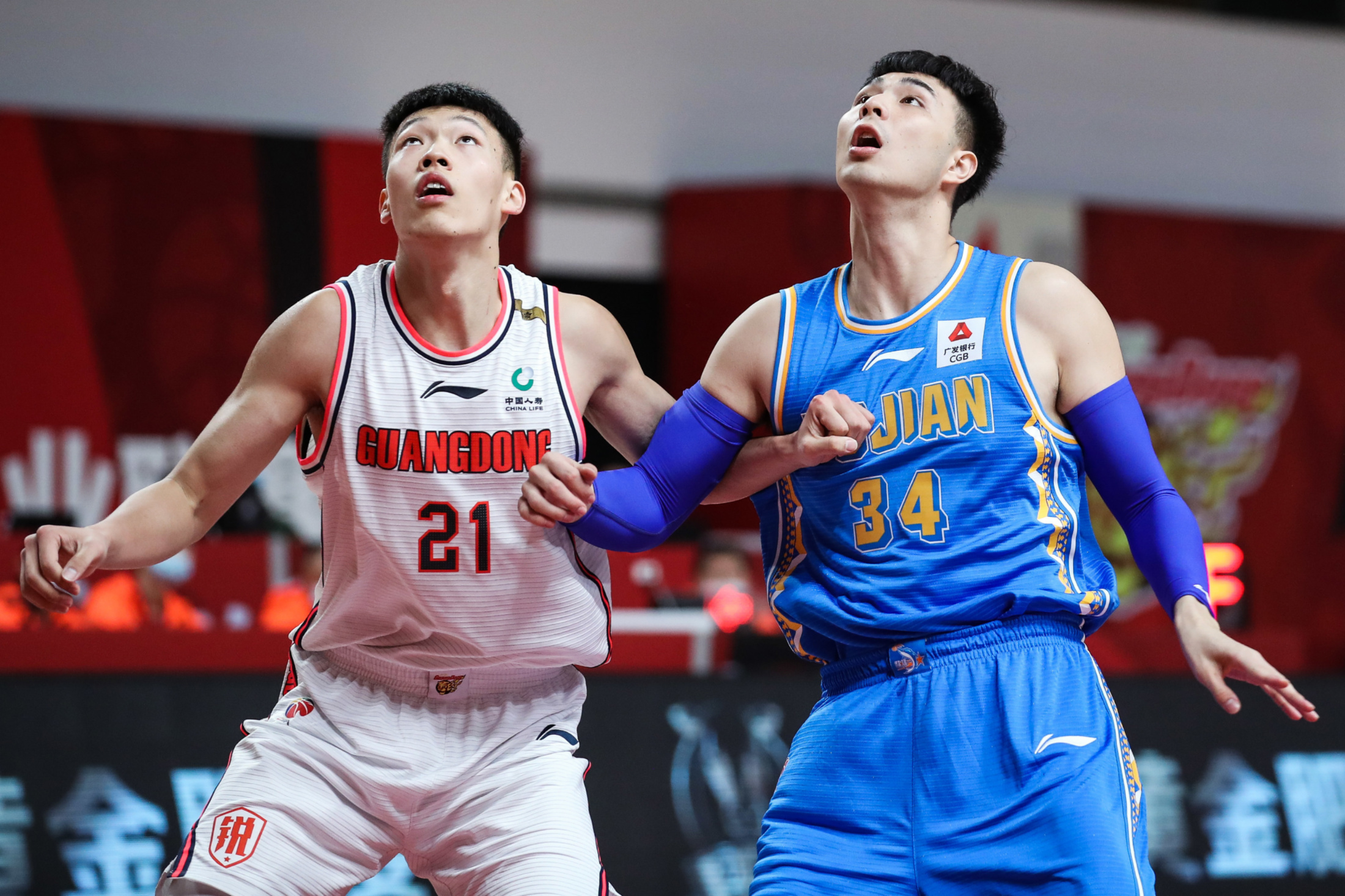 四川队完胜尼克斯,乔治点燃赛场 四川队完胜尼克斯,乔治点燃赛场