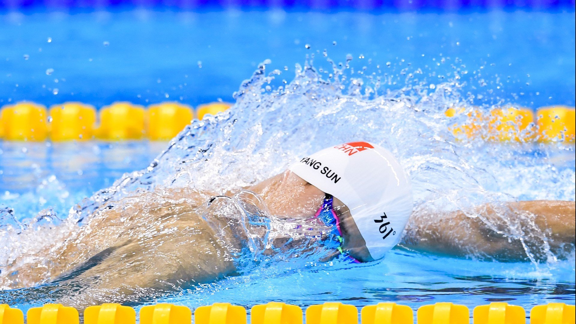 赛道与绿茵场的三重终结，当维斯塔潘与挪威军团在平行时空打破宿命